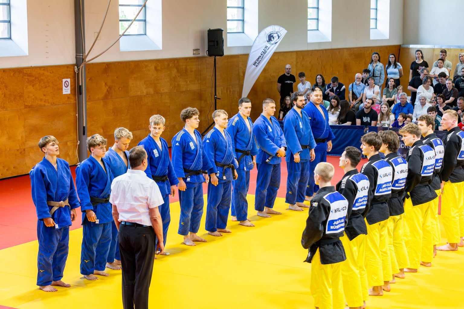 Judo-Team des Budo Club Karlsruhe schwört sich im Kreis auf den Wettkampf ein