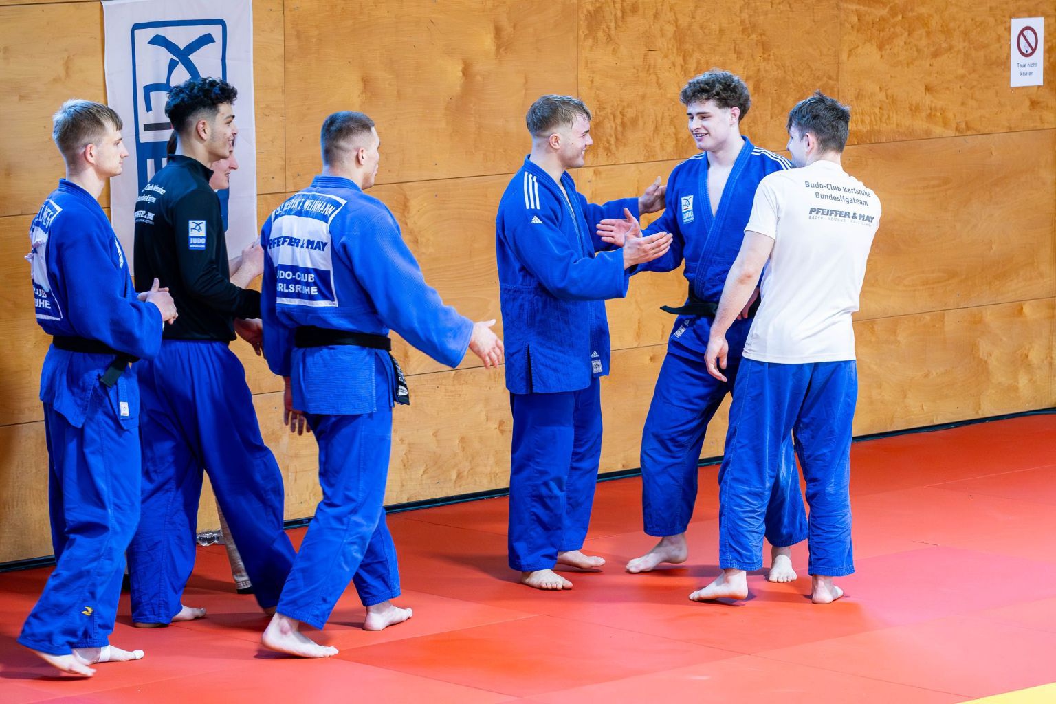 Teambesprechung der Kampfsportler des Budo Club Karlsruhe auf der Tatami