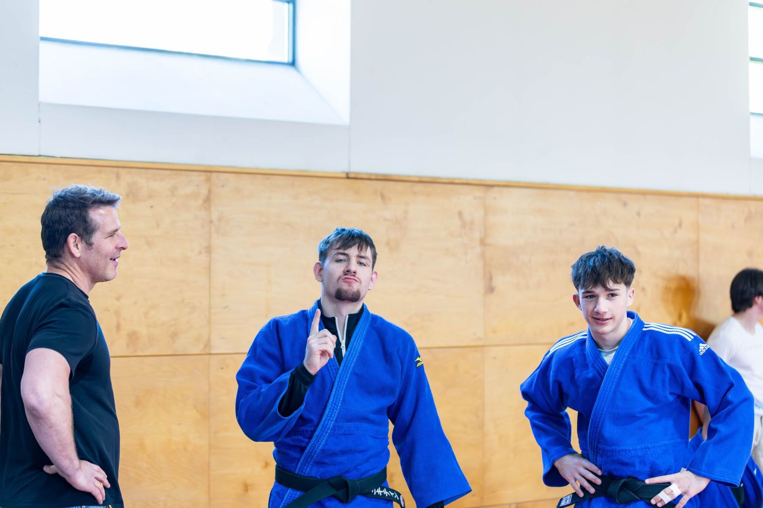 Großes gemeinsames Gruppenfoto der Judo-Wettkämpfer nach dem Turnier