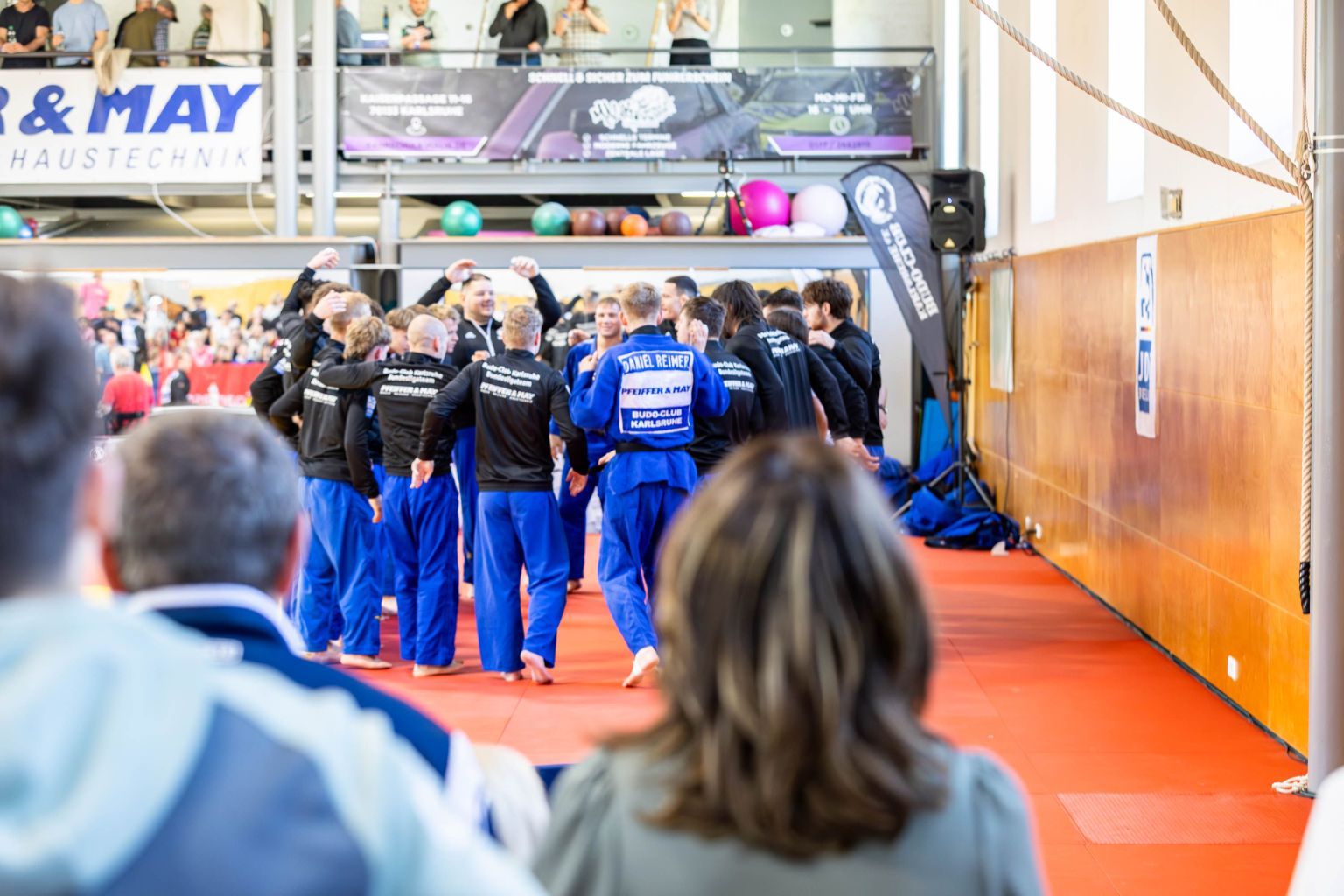 Sportlicher Respekt: Handschlag der Judokas nach einem fairen Wettkampf