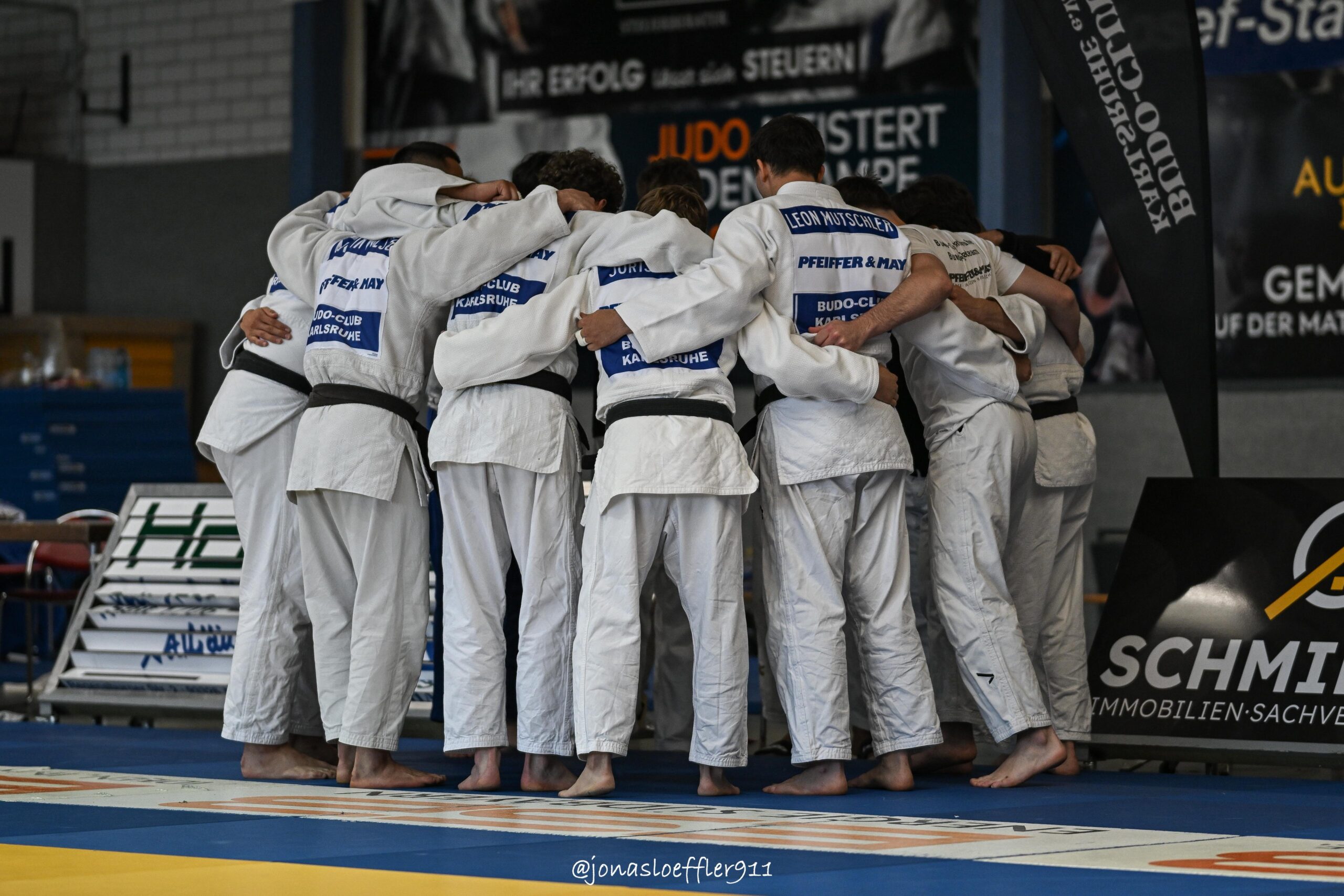 Trainer und Judo-Athleten des BCK im lockeren Austausch am Mattenrand
