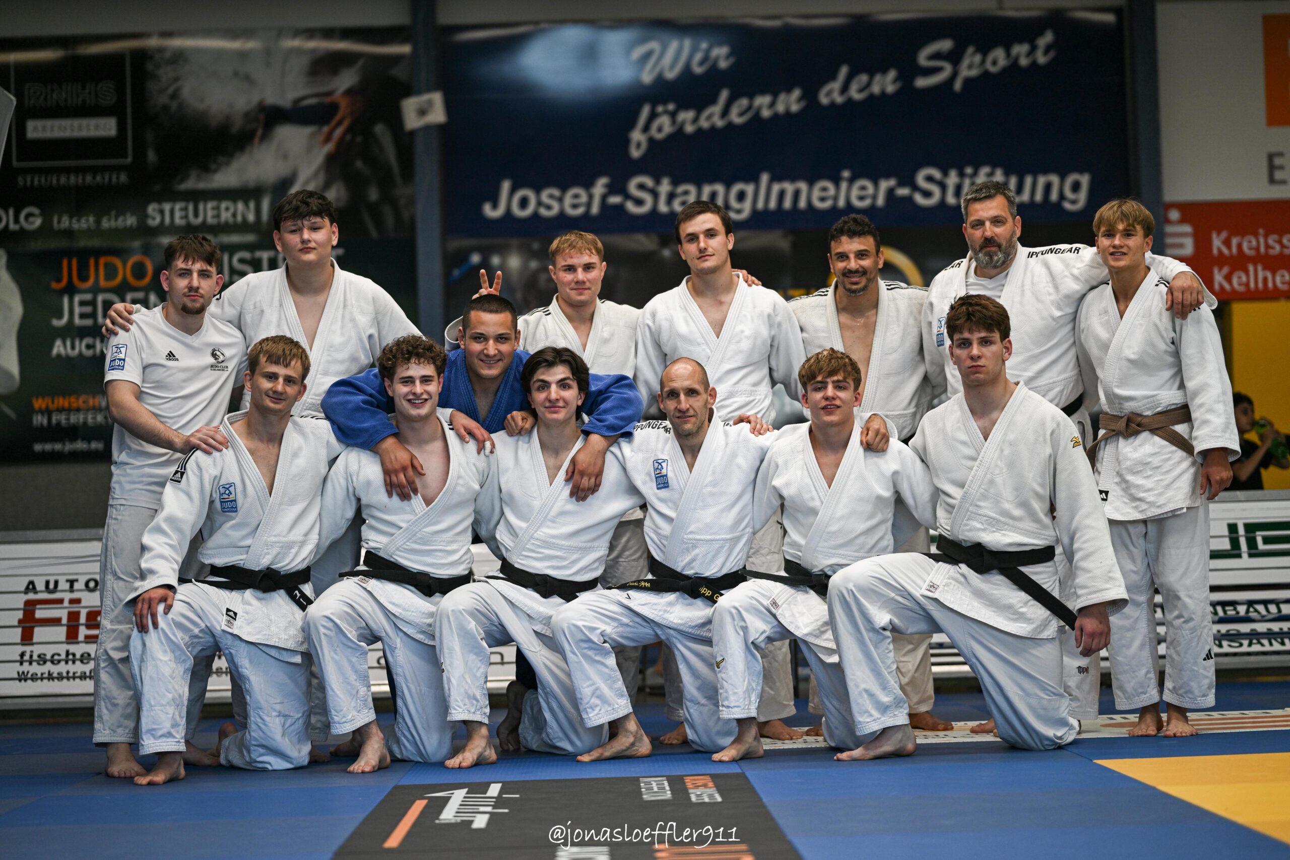 Das Judo Bundesliga-Team des BCK motiviert sich gemeinsam vor dem Kampf