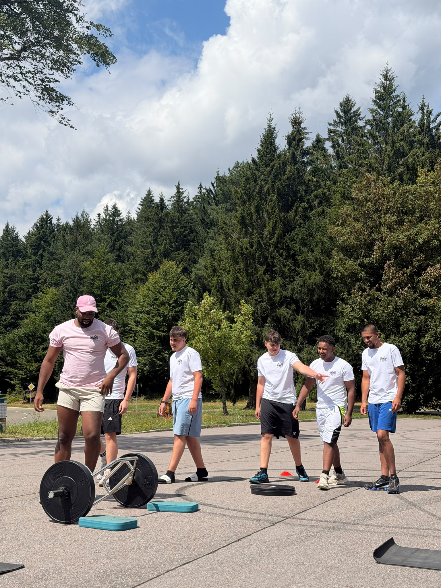 Athletik- und Krafttraining im Freien mit Yoba Ironside und Athleten