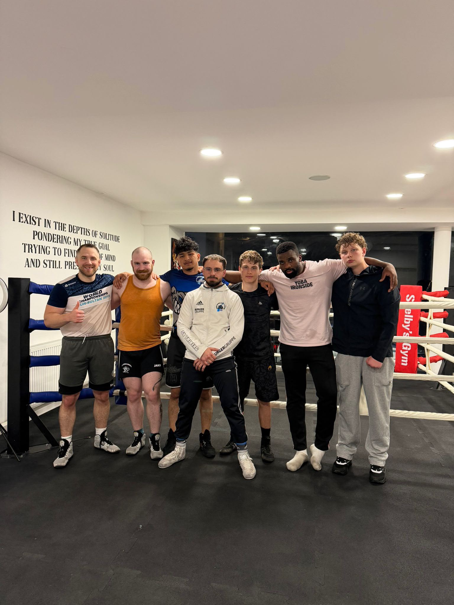 Laurent Yoba mit Sportlern im Boxring von Shelbys Gym